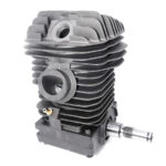 Pulizia esterna motore di una motosega a scoppio