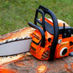 Pulizia esterna di una motosega a scoppio